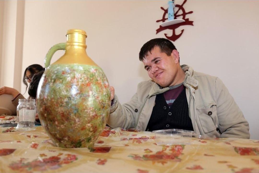 Engelliler &Ccedil;&ouml;mlek Boyayarak Bir Geleneği S&uuml;rd&uuml;r&uuml;yor