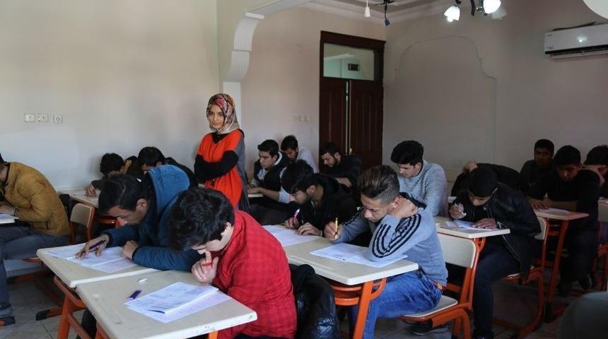 Eyy&uuml;biye Belediyesi İle &Ouml;ğrenciler Sınava Hazırlanıyor