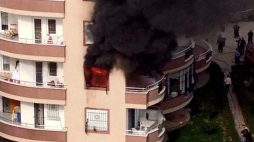 Canını hi&ccedil;e sayıp asans&ouml;rde dumandan bayılan kadını kurtardı