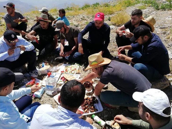 Kozluk’taki Eğitimciler Mereto Dağına Tırmandı G1