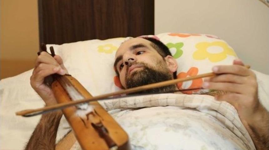 Kemen&ccedil;e İle Hayata Tutunuyor