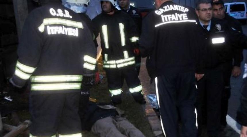 Gaziantep'te iş&ccedil;i servisi devrildi: &ouml;l&uuml; ve yaralılar var (2)