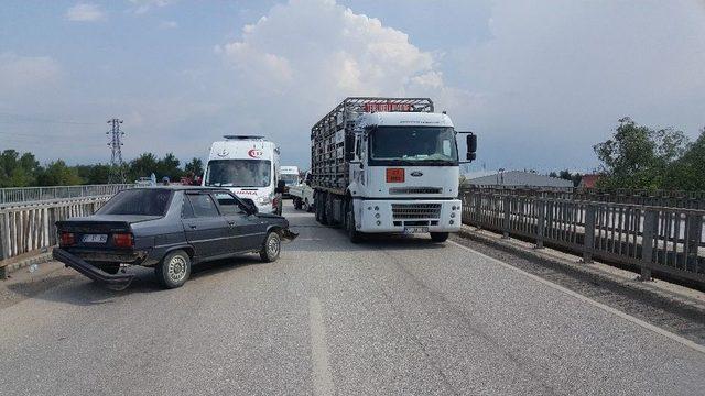 Hakimiyeti Kaybeden Sürücüyü Köprü Bariyeri Kurtardı; 2 Yaralı