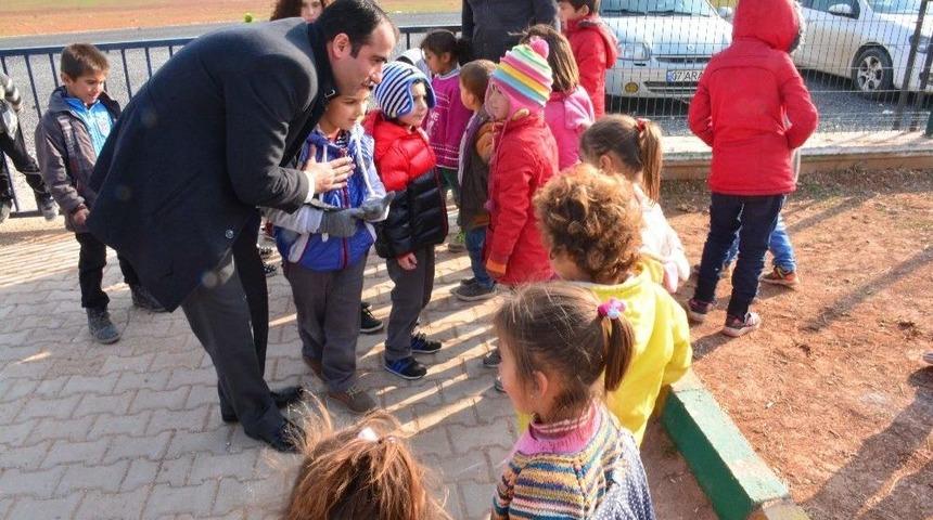 Oyuncak Ve Giysilerle Yaşıtlarını Sevindirdiler
