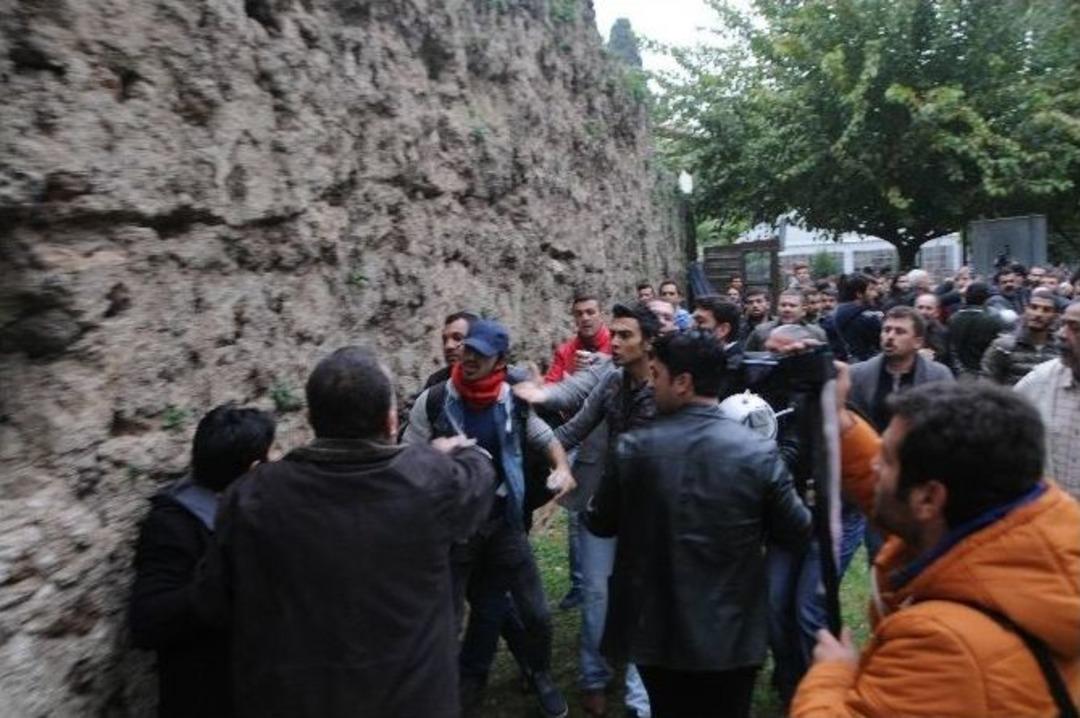 Kapatılan Ansan&rsquo;ı Protesto Eden Grupla Polis Arasında Arbede &Ccedil;ıktı