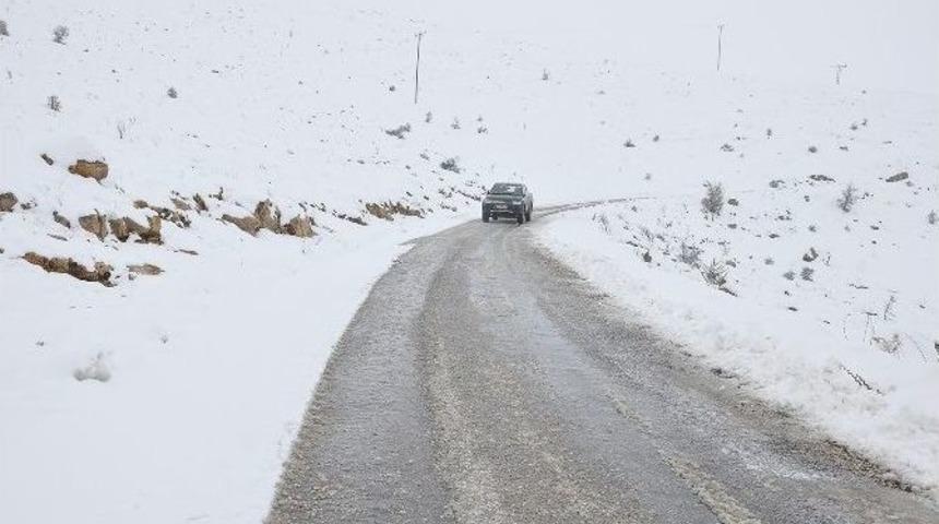 Malatya&rsquo;da Karla M&uuml;cadele &Ccedil;alışmaları Devam Ediyor