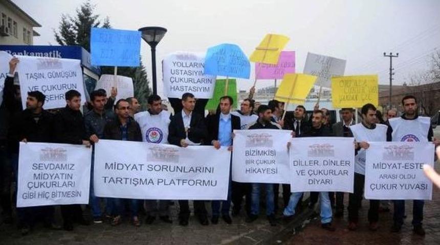 Caddedeki &ccedil;ukura &ccedil;am fidanı diktiler