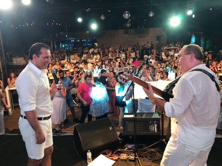 Sinan Erkoç Konserinde Rafet El Roman Sürprizi G1