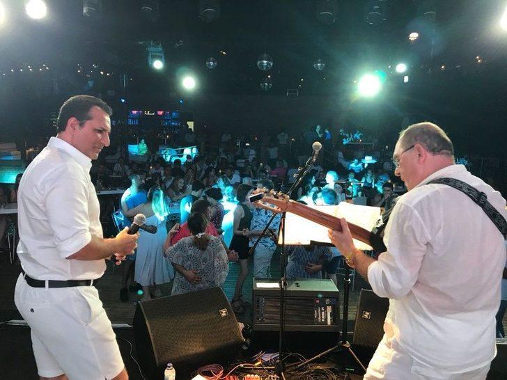 Sinan Erkoç Konserinde Rafet El Roman Sürprizi G2