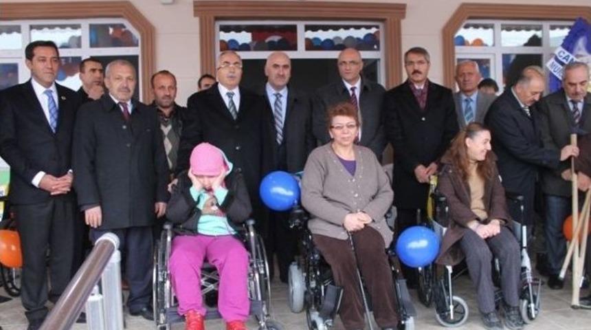 Engellilere Tekerlekli Sandalye Hediyesi