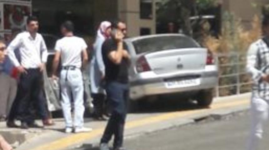 Kontrolden &Ccedil;ıkan Otomobil İş Yerine Girdi