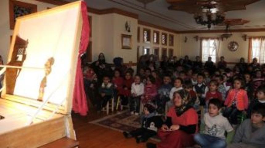 Nezaketli &Ccedil;ocuklar Tiyatronun Keyfini &Ccedil;ıkarttı