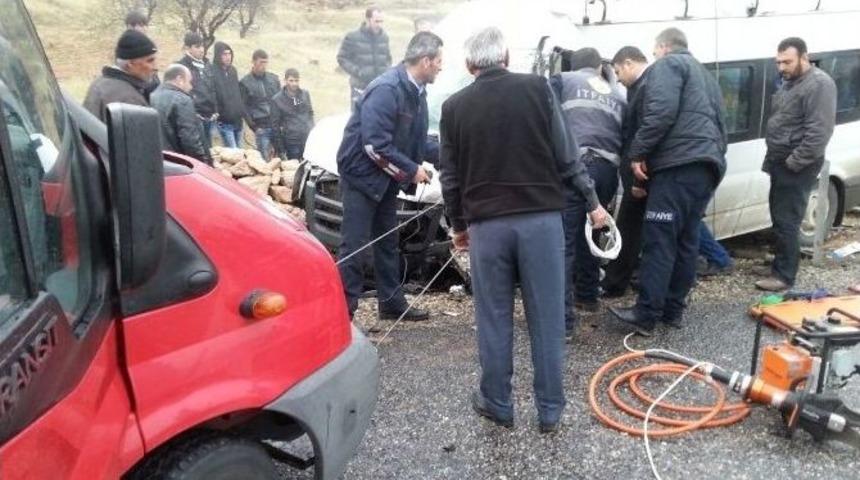 Gercüş’te Trafik Kazası: 16 Yaralı