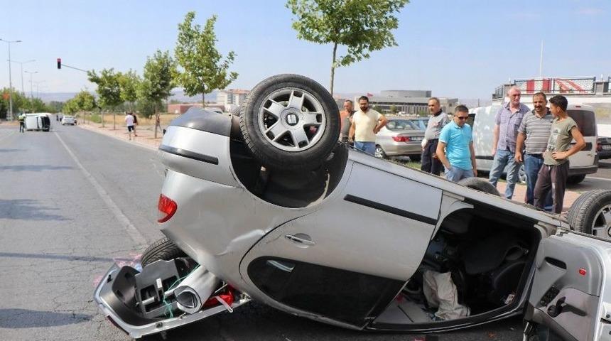 Aşırı Hızlı Araç Kırmızı Işıkta Bekleyen Otomobile Çarptı: 3 Yaralı