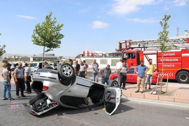 Aşırı Hızlı Araç Kırmızı Işıkta Bekleyen Otomobile Çarptı: 3 Yaralı