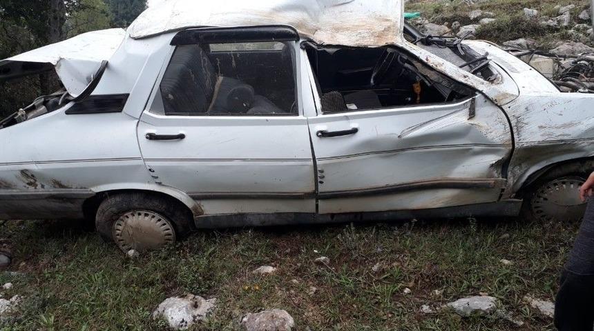 Otomobil Şarampole Yuvarlandı: 2 Yaralı