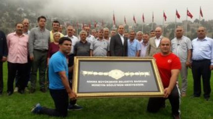 Başpehlivanlık &Ouml;d&uuml;l&uuml; 1 Kiloluk Altın Kemer