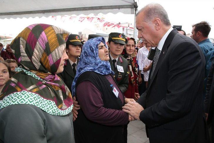 Cumhurbaşkanı Erdoğan, Şehit Anne Ve Bebeğinin Cenaze Töreninde G1