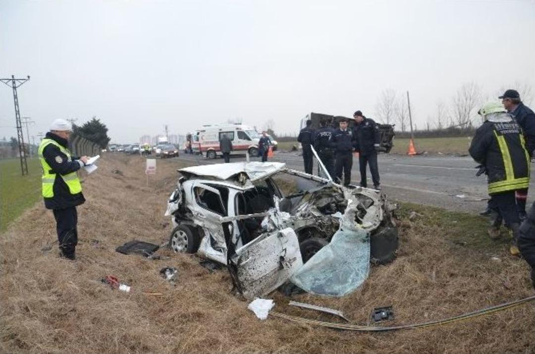 &Ccedil;orlu&rsquo;da Otomobil İle İş&ccedil;i Servisi &Ccedil;arpıştı: 1 &Ouml;l&uuml;, 20 Yaralı