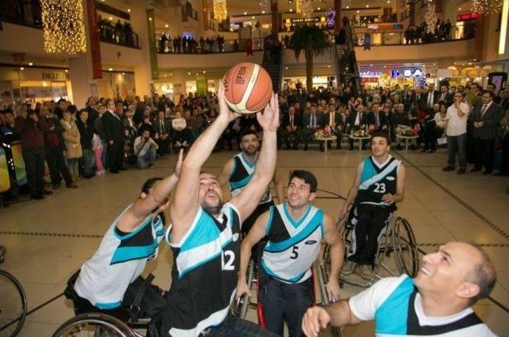 Başkan Karadeniz, Tekerlekli Sandalyelde Basketbol Oynadı G5