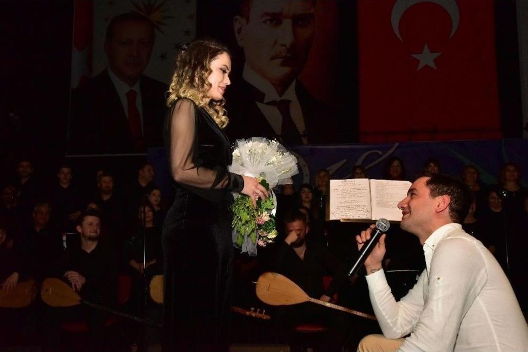 Bir Anda Sahneye &Ccedil;ıkıp Evlilik Teklifi Etti
