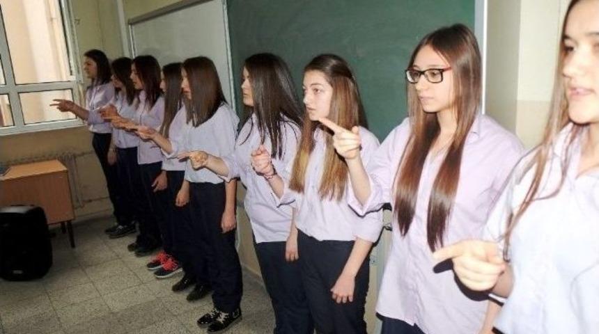 Şarkıları İşaret Diliyle S&ouml;ylediler