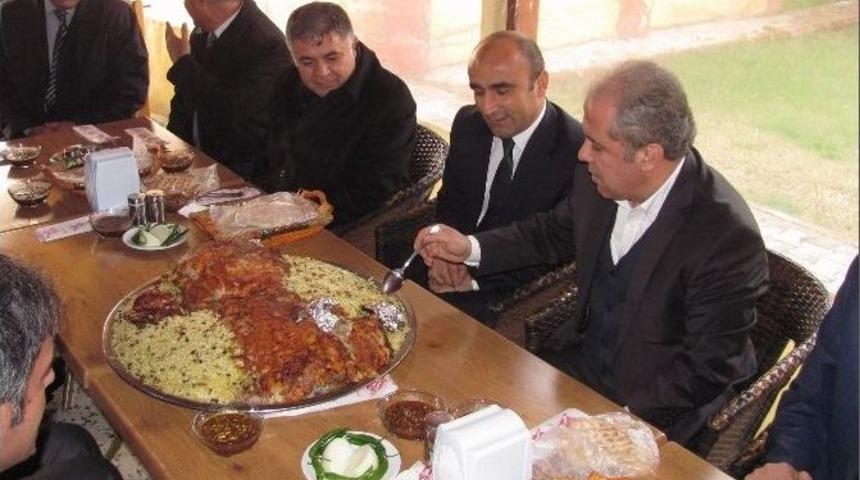 Şamil Tayyar&rsquo;a "kuzulu Safran Pilavı" S&uuml;rprizi