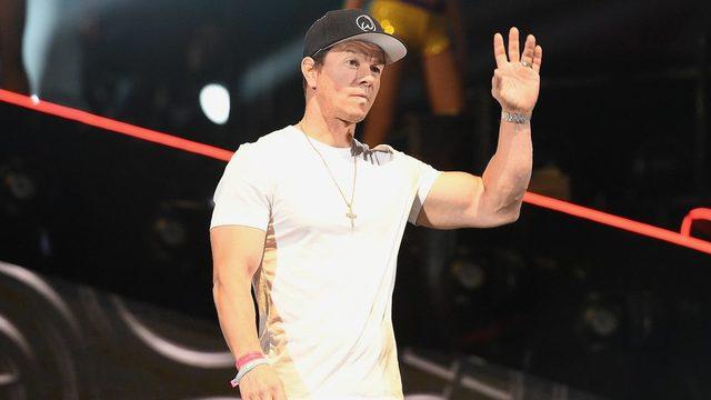 Mark Wahlberg sahnede konuşurken