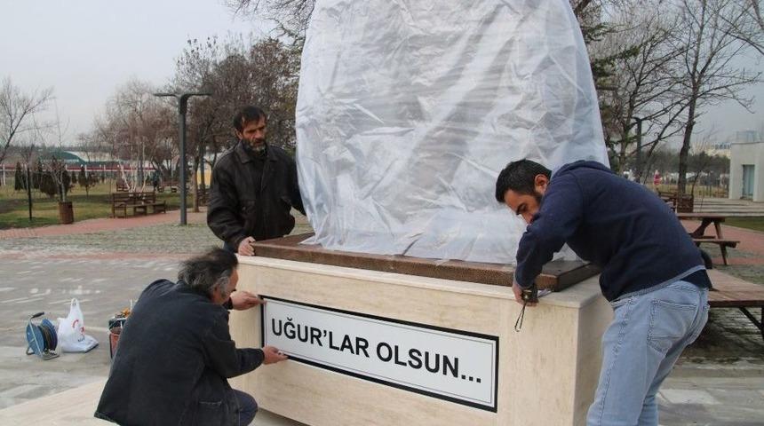 Uğur Mumcu Anıtı Kaidesindeki Yerini Aldı