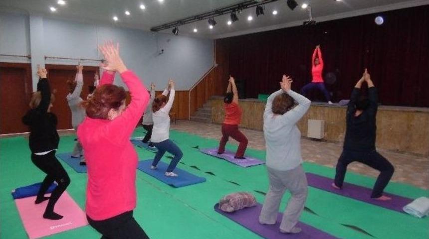 Trakya&rsquo;da Bir İlk: &Ccedil;orlu Halk Eğitim Merkezi Yoga Kursu A&ccedil;tı