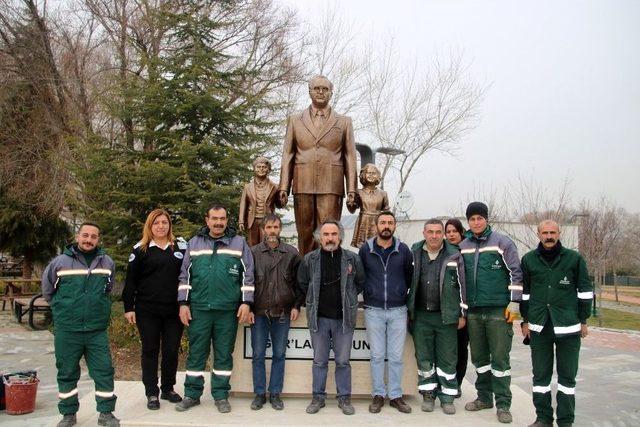 Uğur Mumcu Anıtı Kaidesindeki Yerini Aldı