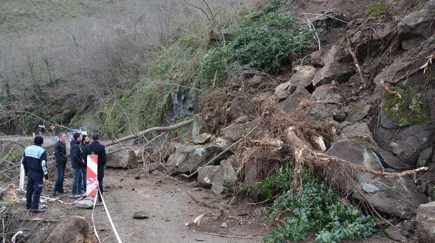 Kabad&uuml;z Karayolunda Heyelan
