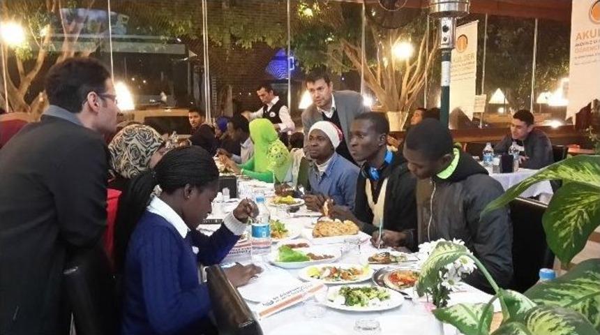 A&uuml;&rsquo;n&uuml;n Yabancı &Ouml;ğrencileri Yemekte Buluştu