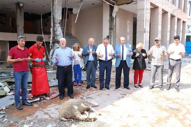 Bolu’da 45 Yıllık Belediye Binası Törenle Yıkıldı