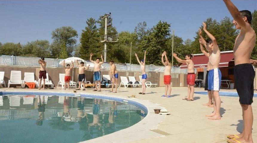 Yaz Tatilinde Y&uuml;zme &Ouml;ğreniyorlar