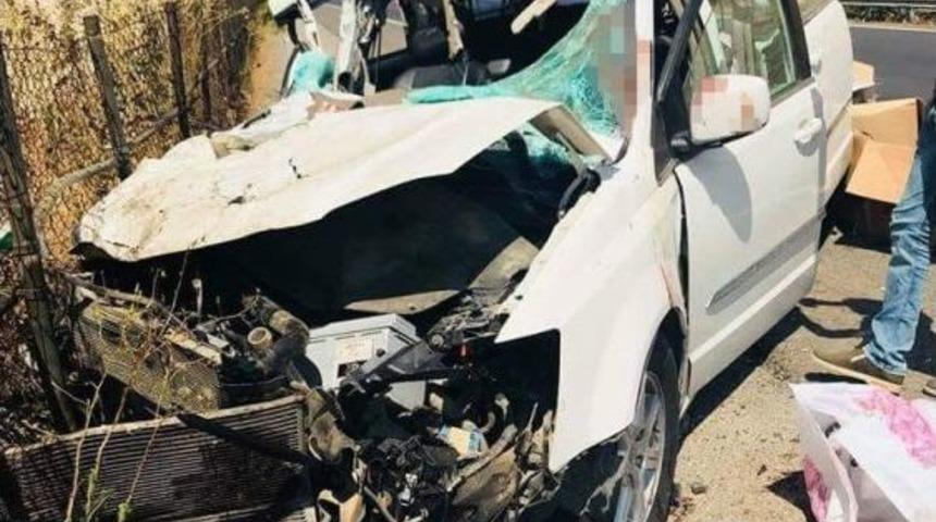 Iraklıların İ&ccedil;inde Bulunduğu Ara&ccedil; Tıra &Ccedil;arptı: 5 Yaralı