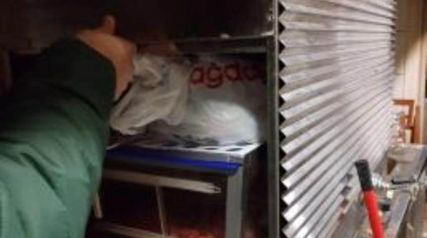 M&uuml;h&uuml;rlenen Dernek Binasında Kumar Oynadılar