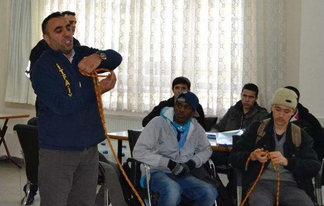 Yabancı &Ouml;ğrenciler G&ouml;n&uuml;ll&uuml; İtfaiyeci Oldu 1