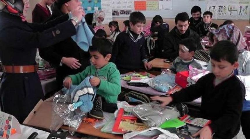 &Uuml;niversiteli &Ouml;ğrencilerden K&ouml;y Okuluna Yardım