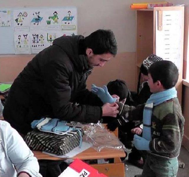 &Uuml;niversiteli &Ouml;ğrencilerden K&ouml;y Okuluna Yardım 1