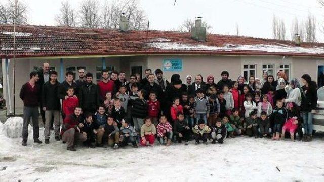 &Uuml;niversiteli &Ouml;ğrencilerden K&ouml;y Okuluna Yardım 2