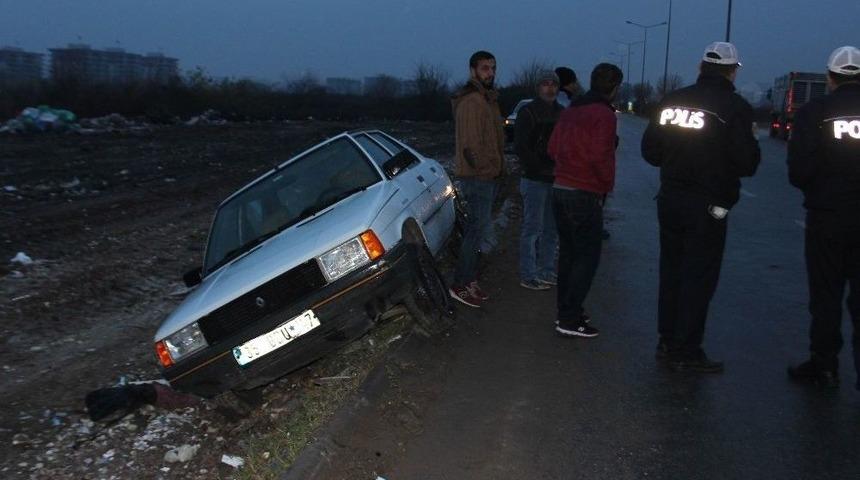 Kamyonun Sıkıştırdığı Otomobil Yoldan Çıktı