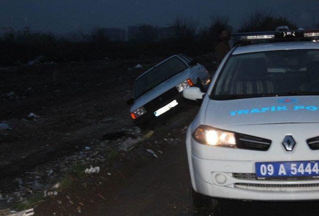 Kamyonun Sıkıştırdığı Otomobil Yoldan Çıktı