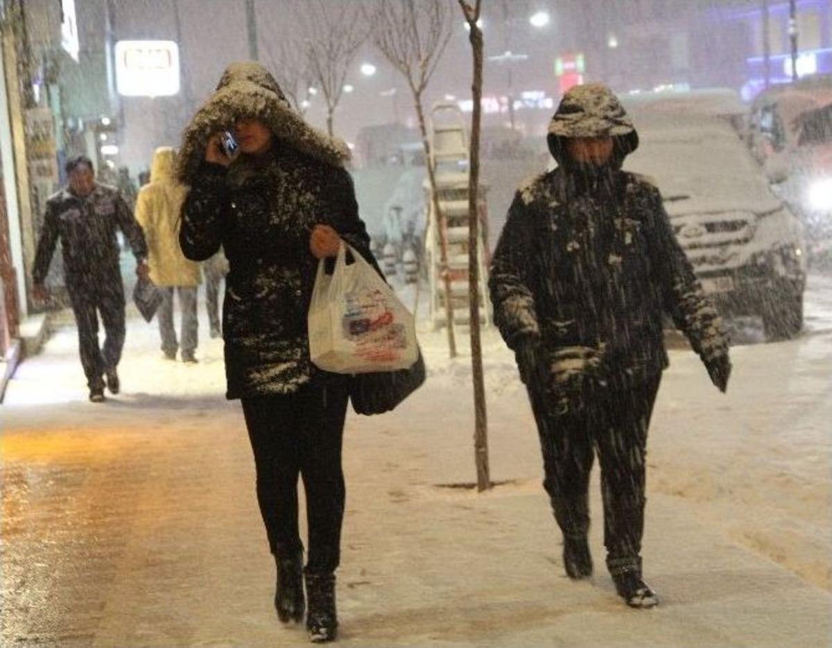 Van&rsquo;da Kar Yağışı Hayatı Olumsuz Etkiledi