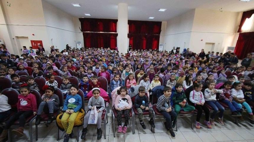 Bayraklı’da Kahkaha Dolu Tiyatro