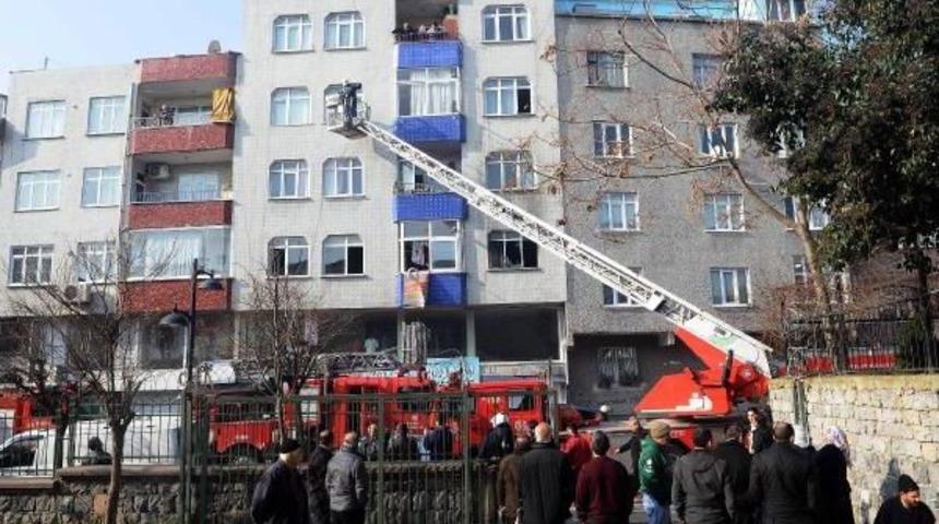 Zeytinburnu&rsquo;Ndaki Yangında Mahsur Kalan 10 Kişiyi Itfaiye Kurtardı