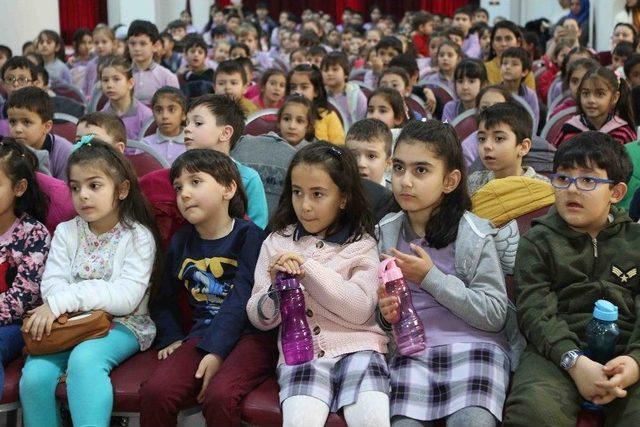 Bayraklı’da Kahkaha Dolu Tiyatro