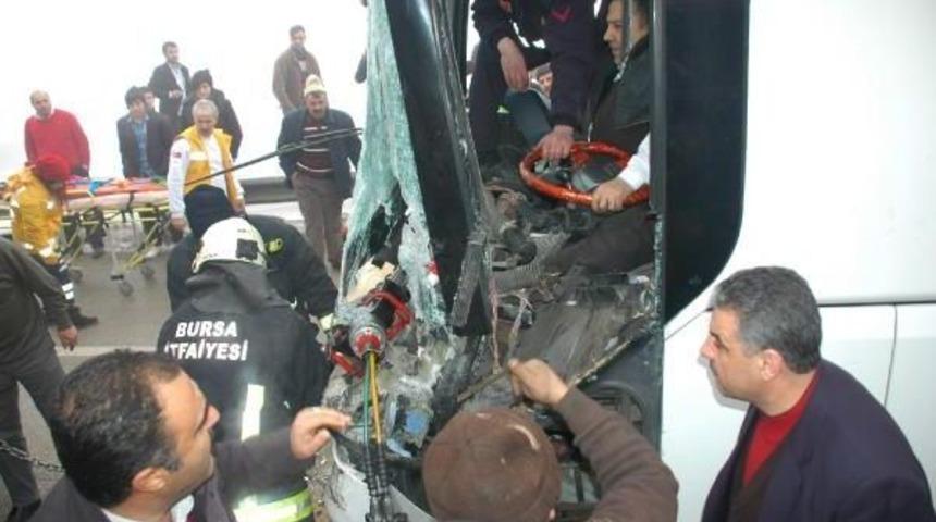 Yolcu Otob&uuml;s&uuml; Kamyona &Ccedil;arptı: 3 Yaralı