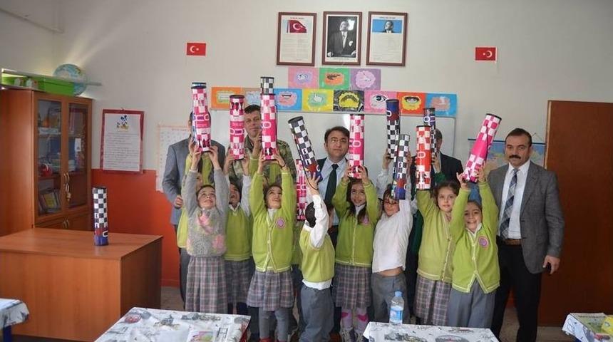 Hozat&rsquo;ta &Ouml;ğrencilere Satran&ccedil; Takımı Dağıtıldı