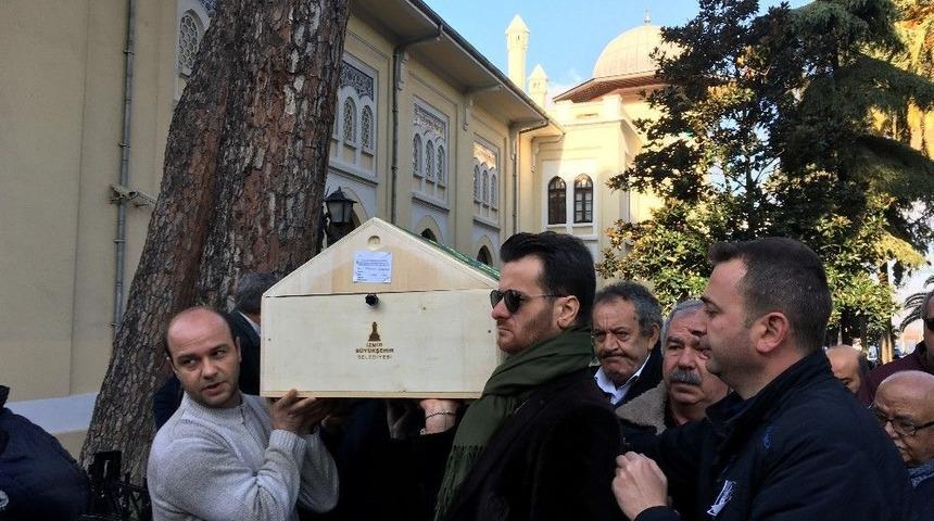 &Uuml;nl&uuml; Oyuncu G&ouml;reve Başladığı Sahneden Alkışlarla Uğurlandı